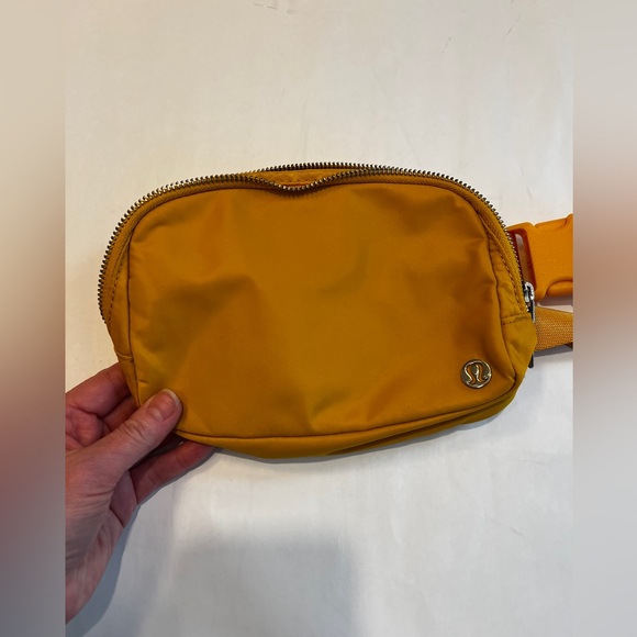 EUC Lululemon Everywhere Belt Bag | Honey Lemon (rare color) - Picture 4 of 8